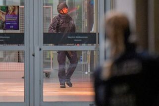 Muž, který v Drážďanech držel rukojmí a předtím zavraždil svou matku, zemřel - Novinky